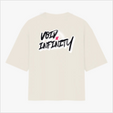 Camiseta com estampa traseira de texto estilizado "Void Infinity" com efeito de sombra pontilhada e um pequeno detalhe em forma de estrela.