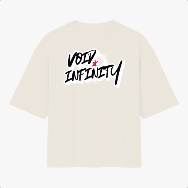 Camiseta com estampa traseira de texto estilizado "Void Infinity" com efeito de sombra pontilhada e um pequeno detalhe em forma de estrela.