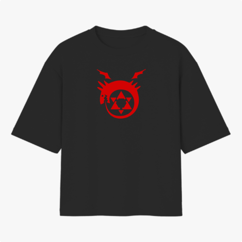 Camiseta com estampa frontal de círculo com dragão e símbolo geométrico, e estampa traseira de nove personagens em preto e branco com detalhes vermelhos.