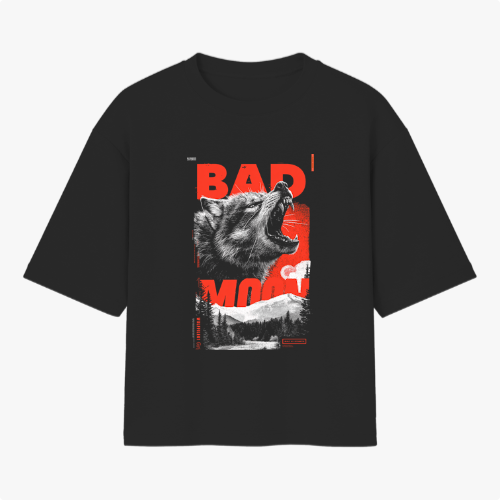 Camiseta com estampa frontal de um lobo uivante sobreposto a letras maiúsculas "BAD MOON", em contraste com uma paisagem de floresta ao fundo.