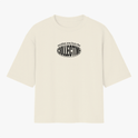 Camiseta com estampa frontal de texto em formato elíptico com uma frase curvada ao redor, centrando a palavra em destaque no meio do design.
