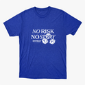 Camiseta com estampa frontal de frase "NO RISK, NO STORY" acompanhada de dois dados numerados com sete e texto adicional "RAWBEAT".