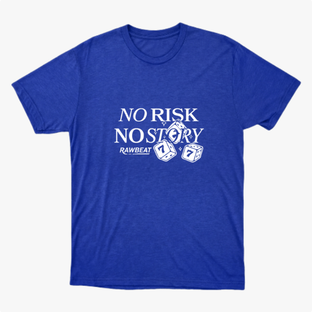 Camiseta com estampa frontal de frase "NO RISK, NO STORY" acompanhada de dois dados numerados com sete e texto adicional "RAWBEAT".