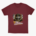 Camiseta com estampa frontal de lobo antropomórfico usando boné e correntes, cercado por fumaça, acima da frase estilizada "Vibe de Quebrada".
