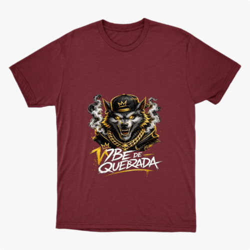 Camiseta com estampa frontal de lobo antropomórfico usando boné e correntes, cercado por fumaça, acima da frase estilizada "Vibe de Quebrada".