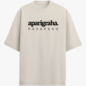 Camiseta com estampa frontal de "aparigraha. desapego" e estampa traseira de "yamas." seguida de palavras como "satya" e seus significados em lista vertical.