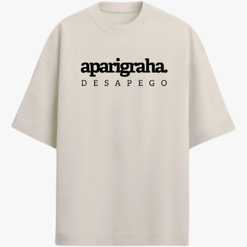 Camiseta com estampa frontal de "aparigraha. desapego" e estampa traseira de "yamas." seguida de palavras como "satya" e seus significados em lista vertical.