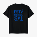 Camiseta com estampa frontal de texto discreto "JOSE", "VERAS", "DESIGN" acompanhando por um símbolo estilizado e estampa traseira grande com "ESTÁ FALTANDO SAL".