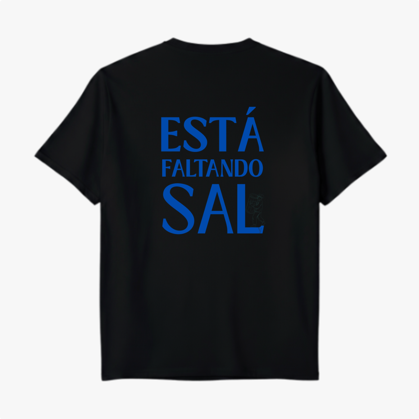 Camiseta com estampa frontal de texto discreto "JOSE", "VERAS", "DESIGN" acompanhando por um símbolo estilizado e estampa traseira grande com "ESTÁ FALTANDO SAL".