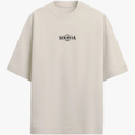 Camiseta com estampa frontal de logotipo estilizado "Seravia" e estampa traseira de ilustração detalhada de rainha egípcia chamada Anck-Su-Namun.