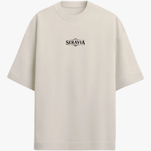 Camiseta com estampa frontal de logotipo estilizado "Seravia" e estampa traseira de ilustração detalhada de rainha egípcia chamada Anck-Su-Namun.