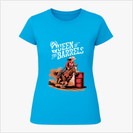 Camiseta com estampa frontal de cavaleira montando cavalo em competição de rodeio ao lado de dois barris, acompanhada do texto "Queen of the Barrels".
