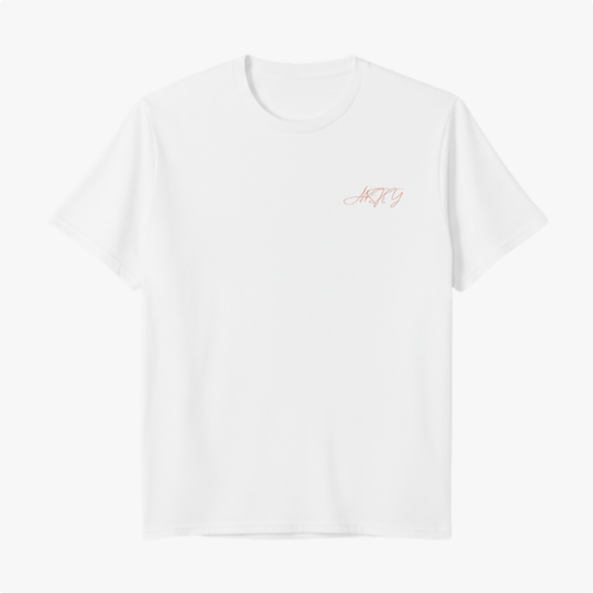 Camiseta com estampa frontal de assinatura estilizada e estampa traseira de raposa carregando bandeira, acompanhada de palavras "brasil" e "éclats girls".