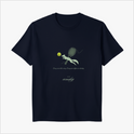 Camiseta com estampa frontal de uma figura correndo, acompanhada de uma raquete estilizada e bolinha de tênis, com texto e assinatura decorativos.