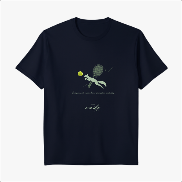 Camiseta com estampa frontal de uma figura correndo, acompanhada de uma raquete estilizada e bolinha de tênis, com texto e assinatura decorativos.