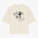 Camiseta com estampa frontal de figuras alienígenas e humanoides interagindo, acompanhadas de um texto estilizado; e estampa traseira de uma gaiola minimalista.