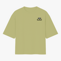 Camiseta com estampa frontal de logo com touros em combate e escrita pequena; estampa traseira de piloto de automobilismo em cima de carro e tipografia vertical.