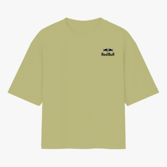 Camiseta com estampa frontal de logo com touros em combate e escrita pequena; estampa traseira de piloto de automobilismo em cima de carro e tipografia vertical.