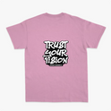 Camiseta com estampa traseira de frases "TRUST YOUR VISION" e copyright "©2026 RAWBEAT" em design graffit informal e dinâmico.