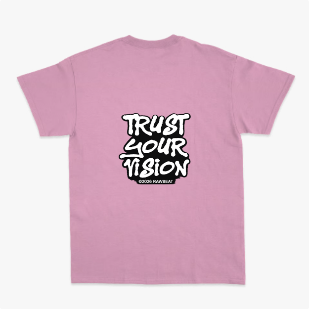 Camiseta com estampa traseira de frases "TRUST YOUR VISION" e copyright "©2026 RAWBEAT" em design graffit informal e dinâmico.