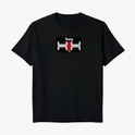 Camiseta com estampa frontal de texto "Kuarup" acima de um símbolo geométrico preto e branco com detalhe central em vermelho, e estampa traseira de símbolo menor similar.