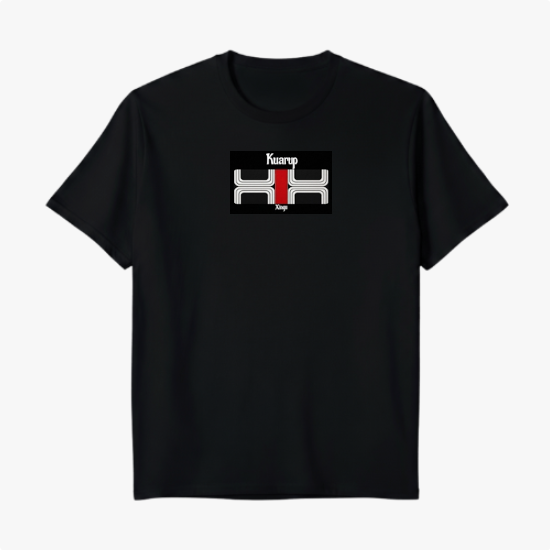 Camiseta com estampa frontal de texto "Kuarup" acima de um símbolo geométrico preto e branco com detalhe central em vermelho, e estampa traseira de símbolo menor similar.