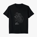 Camiseta com estampa frontal de contorno de figuras icônicas abraçando um bebê e texto abaixo, e estampa traseira de logo estilizado com coroa acima de texto.