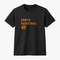 Camiseta com estampa frontal de texto "Bonito Basketball" acompanhado por ilustração de uma bola de basquete e um aro estilizado ao lado.