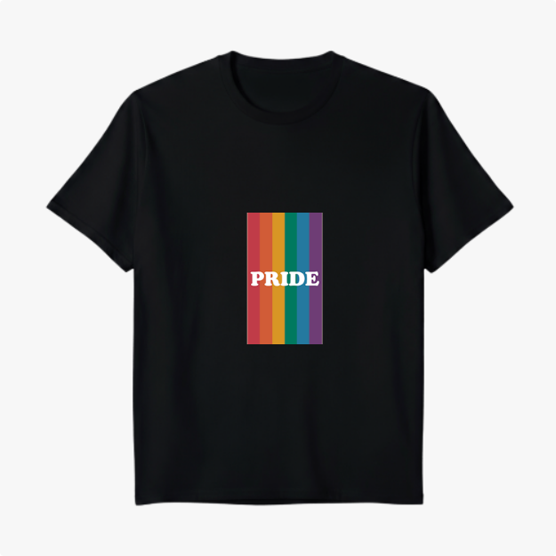 Camiseta com estampa frontal de listras verticais em seis tons diferentes e a palavra "PRIDE" centralizada em uma fonte de destaque.