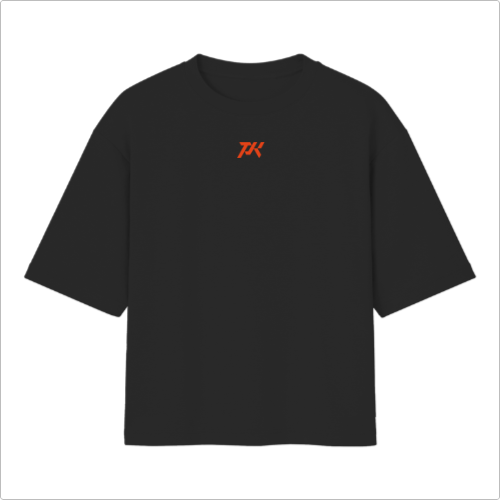 Camiseta com estampa frontal de iniciais estilizadas "PK" e estampa traseira de ilustração tribal com texto motivacional sobre treino.