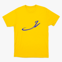 Camiseta com estampa frontal de letra cursiva estilizada acompanhada de pena afiada, formando um design fluido e elegante que se destaca visualmente.