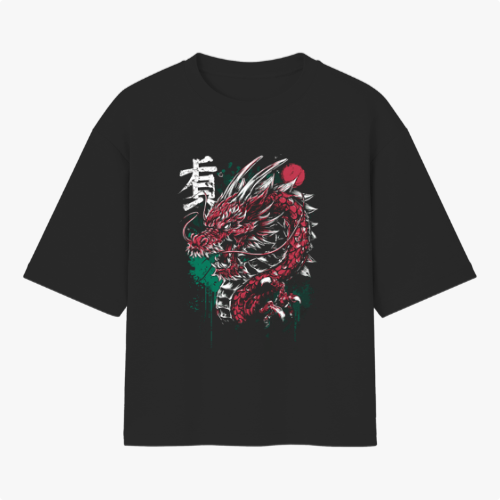 Camiseta com estampa frontal de dragão detalhado com escamas e espinhos, cercado por caracteres asiáticos e efeitos de pinceladas estilizadas.