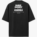 Camiseta com estampa frontal de "just ship it" e símbolo circular de ondas e estampa traseira de "MAKE MONEY AND FRIENDS" e "FOCUS ON PROFIT AND POPULARITY".