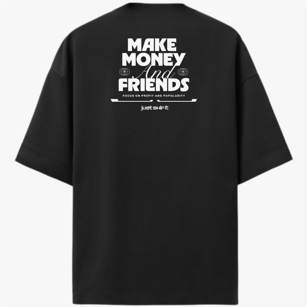 Camiseta com estampa frontal de "just ship it" e símbolo circular de ondas e estampa traseira de "MAKE MONEY AND FRIENDS" e "FOCUS ON PROFIT AND POPULARITY".