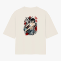Camiseta com estampa frontal de letras estilizadas ao lado de um caractere asiático e estampa traseira de uma personagem em estilo mangá com detalhes dinâmicos.