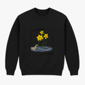 Moletom com estampa frontal de flores detalhadas sobre um lago, com um pássaro próximo à margem, compondo um cenário natural harmonioso.