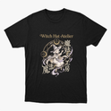 Camiseta com estampa frontal de personagem em estilo mangá, com chapéu de bruxa e elementos místicos circulares, acompanhados de texto estilizado.