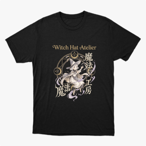 Camiseta com estampa frontal de personagem em estilo mangá, com chapéu de bruxa e elementos místicos circulares, acompanhados de texto estilizado.