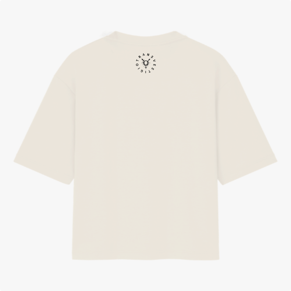 Camiseta com estampa frontal de lettering com mensagem de afirmação e imagem de lâmina, e estampa traseira de logotipo circular com ilustração central.