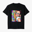 Camiseta com estampa frontal de retrato artístico de mulher sorridente com óculos, cabelo solto, sobre fundo geométrico colorido e vibrante.
