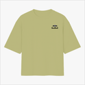 Camiseta com estampa frontal de um logotipo e estampa traseira de um piloto com fundo de palavras, destacando "SIMPLY LOVELY" e o nome do competidor.