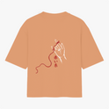 Camiseta com estampa frontal de inscrição e coração entrelaçado e estampa traseira de mão com linha vermelha e caracteres em estilo minimalista.