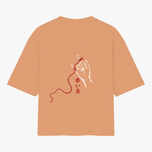 Camiseta com estampa frontal de inscrição e coração entrelaçado e estampa traseira de mão com linha vermelha e caracteres em estilo minimalista.