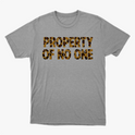 Camiseta com estampa frontal de letras formando as palavras "PROPERTY OF NO ONE" em padrão de camuflagem animal, estilo único e moderno.