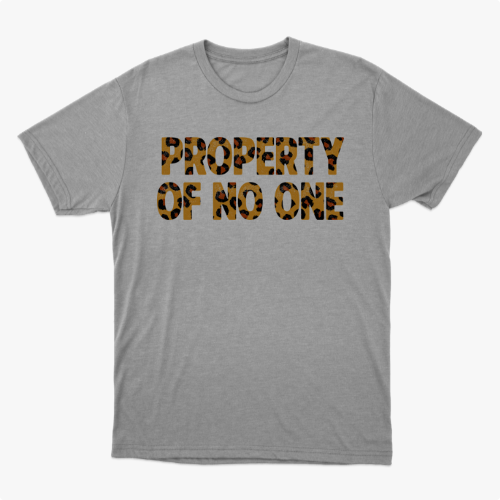 Camiseta com estampa frontal de letras formando as palavras "PROPERTY OF NO ONE" em padrão de camuflagem animal, estilo único e moderno.