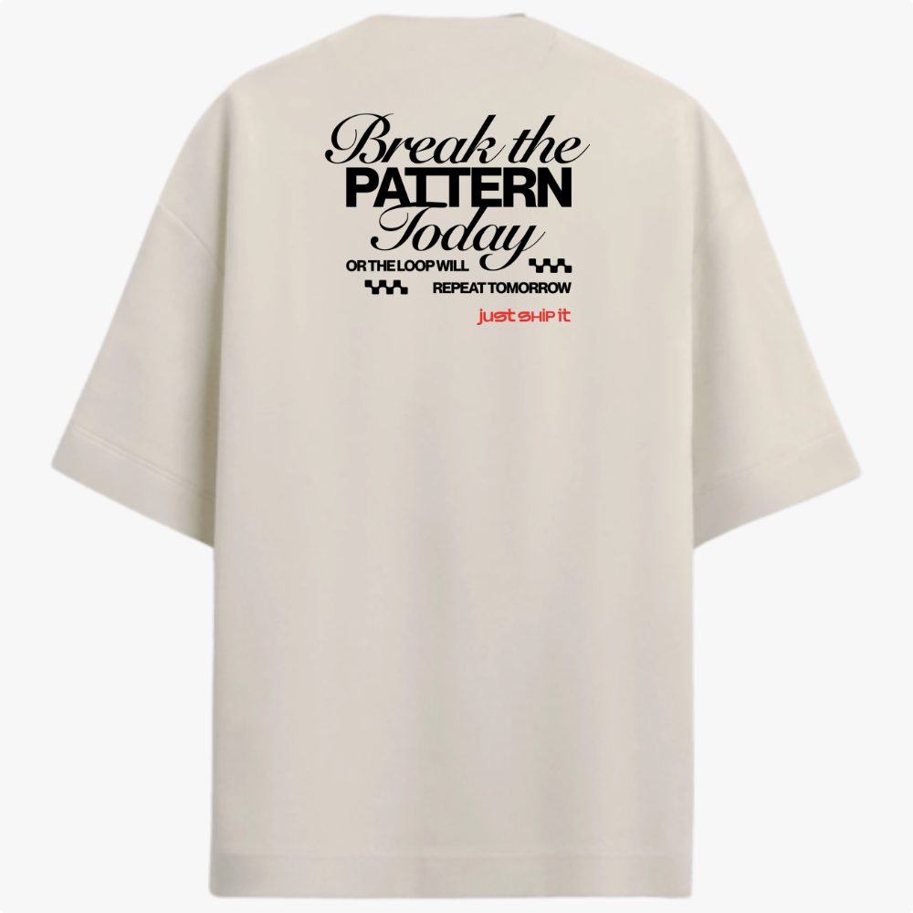 Camiseta com estampa frontal de texto estilizado "just ship it" e estampa traseira com frase inspiradora em letras grandes, junto a detalhes de padrão quadriculado.