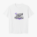 Camiseta com estampa frontal de texto estilizado "Vybe de Quebrada" acompanhado por coroa e traços decorativos.