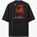 Camiseta com estampa frontal de símbolo estilizado abstrato e estampa traseira de imagem futurista com a inscrição "PIXELATED KISSES".