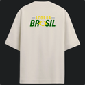 Camiseta com estampa frontal de texto "EXEOVER" e detalhe gráfico central, e estampa traseira de texto "ACORDA BRASIL" com símbolo gráfico integrado.