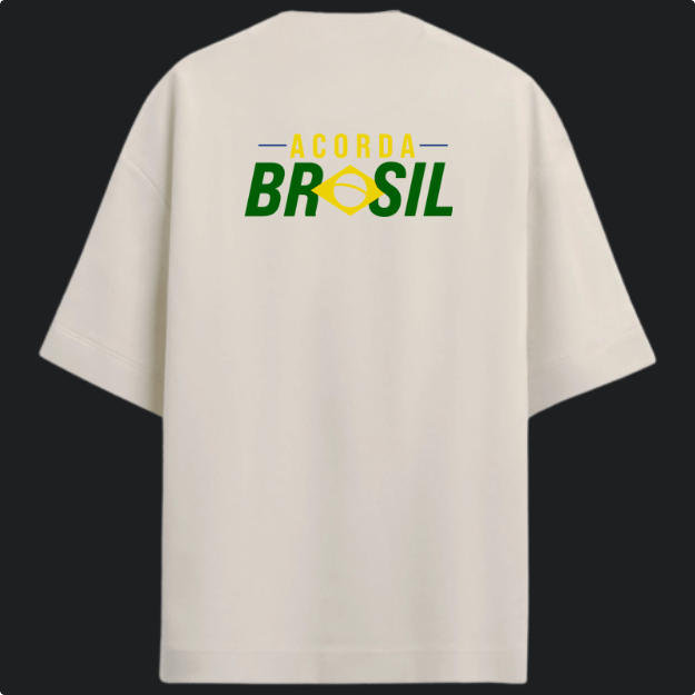 Camiseta com estampa frontal de texto "EXEOVER" e detalhe gráfico central, e estampa traseira de texto "ACORDA BRASIL" com símbolo gráfico integrado.